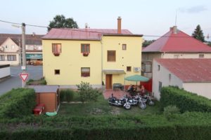 Pohled na zahradu, kuřácký koutek, zastřešené parkování a Vašeho dvoukolového miláčka