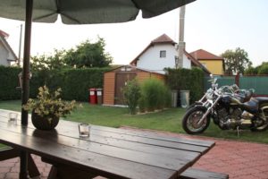 Možnost pro zaparkování vašeho dvoukolového miláčka v zastřešeném přístřešku.